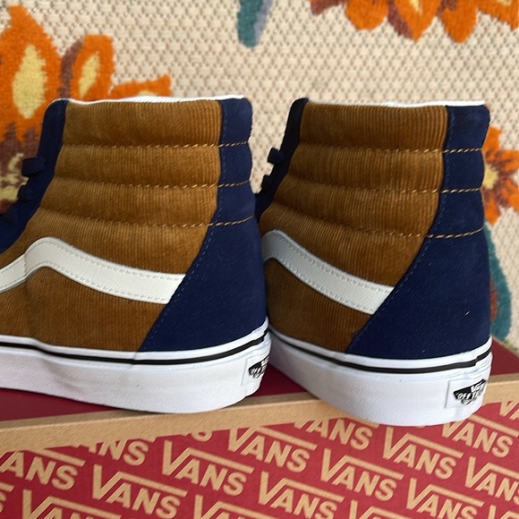 Vans Men’s Sk8-Hi
Mini Cord Blue/Brown
VN0007NS0BO
Sneakers - Picture 14 of 16